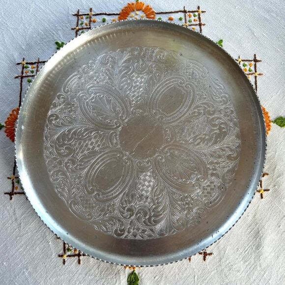 Vintage 1950s Pressed Aluminum Round Serving Tray with scalloped Edge - Picture 1 of 11
